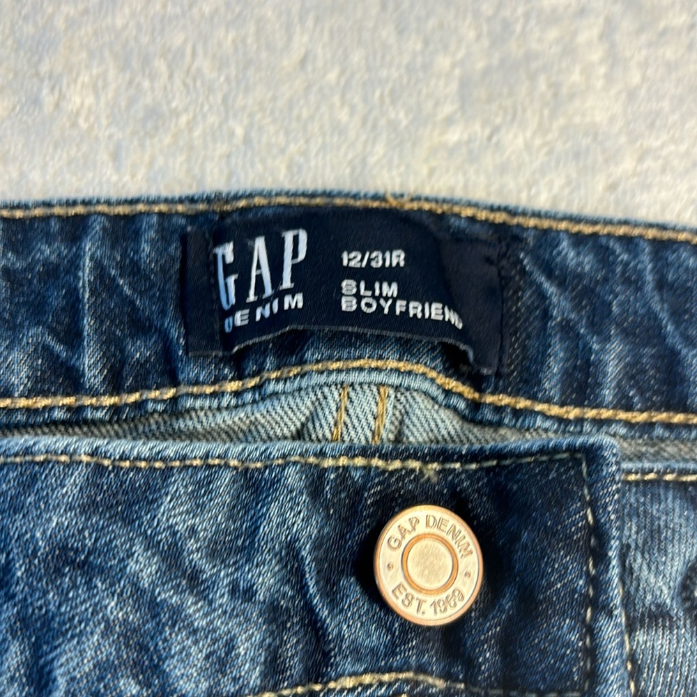 Gap Slim Boyfriend jeans Women’s 12/31R Dark Alba color